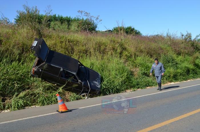 Fiat Uno capota e deixa condutor ferido na BR 365 próximo a Patrocínio