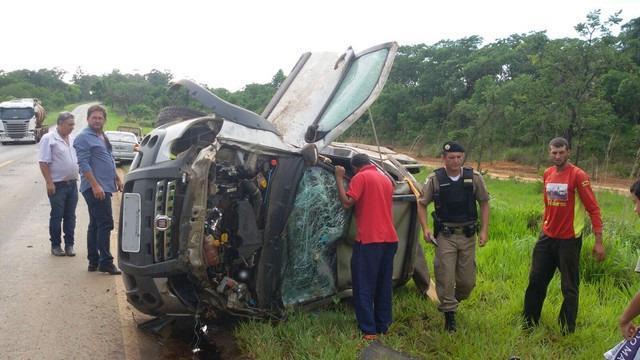 Motorista de 81 anos de idade fica ferido em capotamento de veículo na MGC-354 próximo à cidade de Presidente Olegário