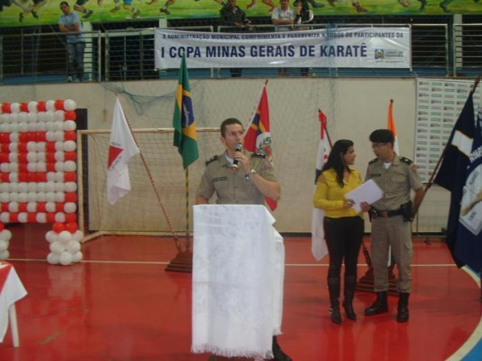 Alunos de escolas públicas e particulares do Carmo do Paranaíba recebem diploma de formatura do PROERD da Polícia Militar