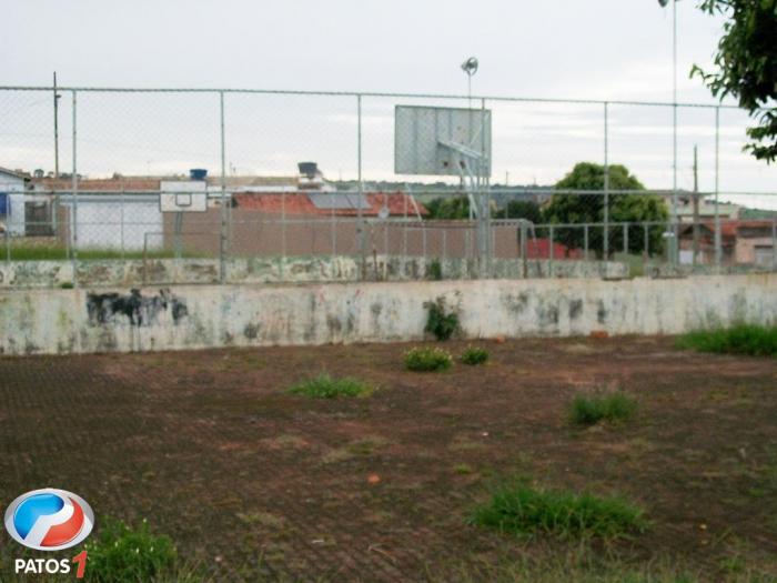 Quadra do Bairro Nova Floresta em Patos de Minas está abandonada e praça coberta pelo matagal