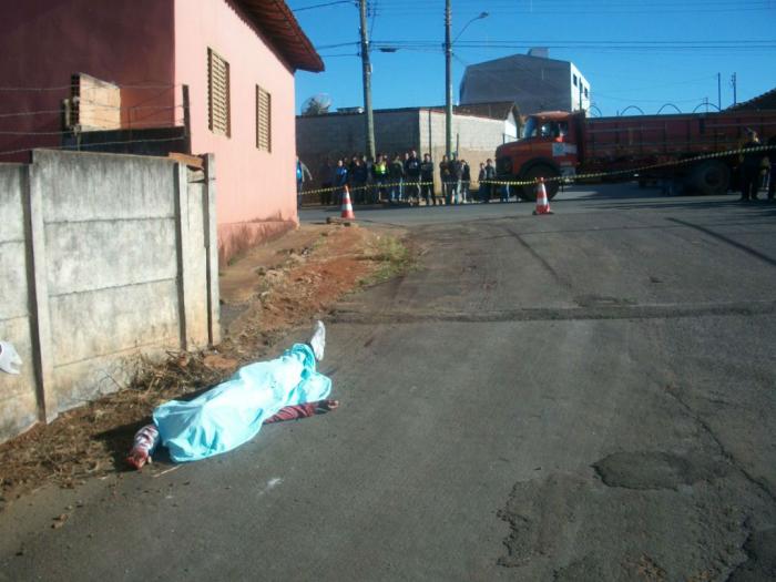 Jovem é morto com facadas e arrastado por metros em São Gotardo