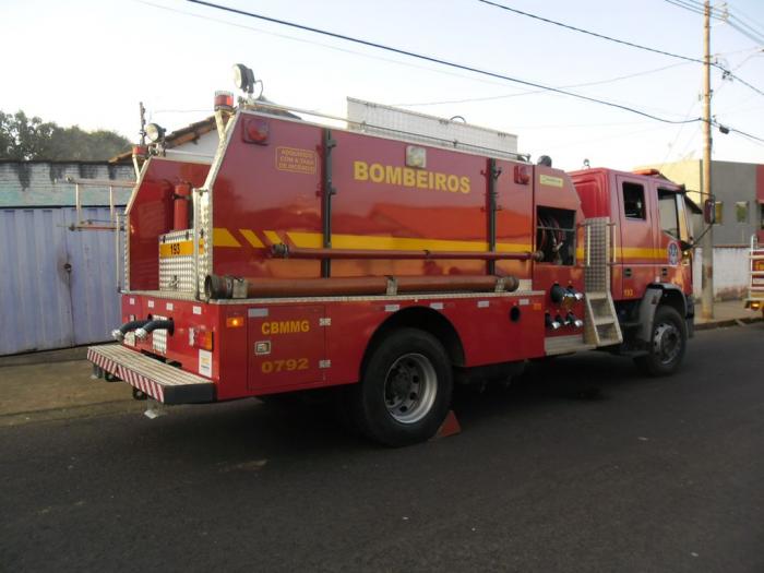 Bombeiros de Patrocínio apagam fogo em residência