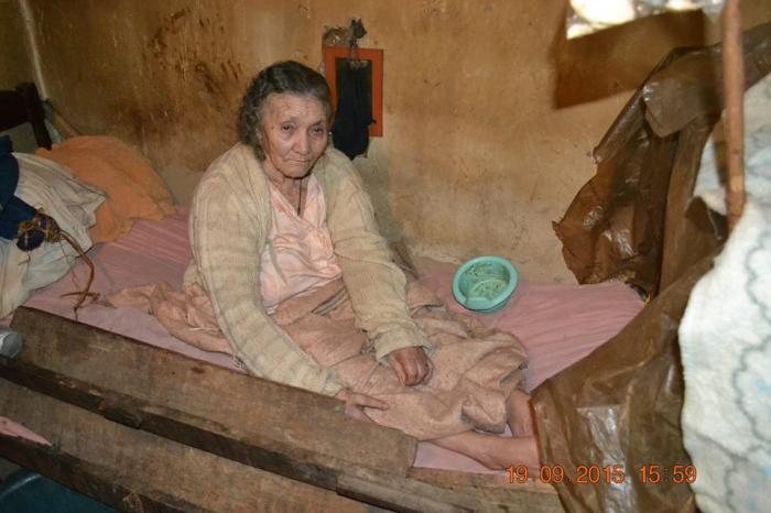 Vídeo mostra mãe e filha doentes moradoras da zona rural de Patrocínio que vivem abandonadas e passando necessidades