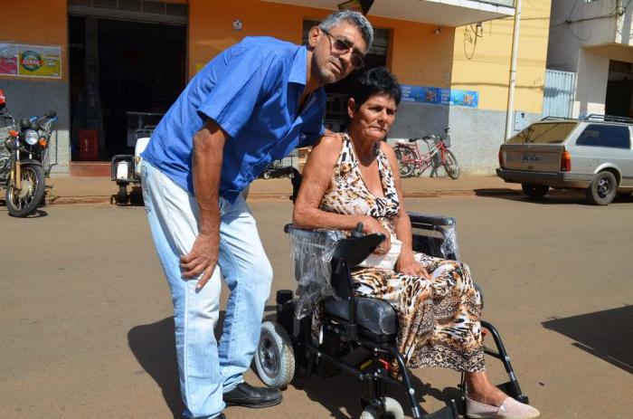Empresário Paulo do Quinzinho faz doação de cadeira de rodas motorizada para idosa de Lagoa Formosa