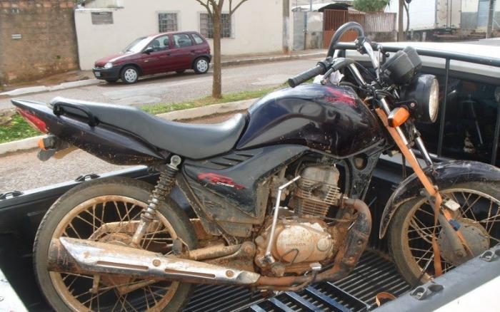 Polícia Militar de Carmo do Paranaíba apreende motocicleta com chassi adulterado e encaminha autores para a delegacia