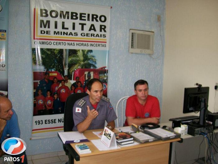 Capitão do Corpo de Bombeiros de Patos de Minas recebe comissão de vereadores para discutir prevenção de incêndios em casas de shows e boates