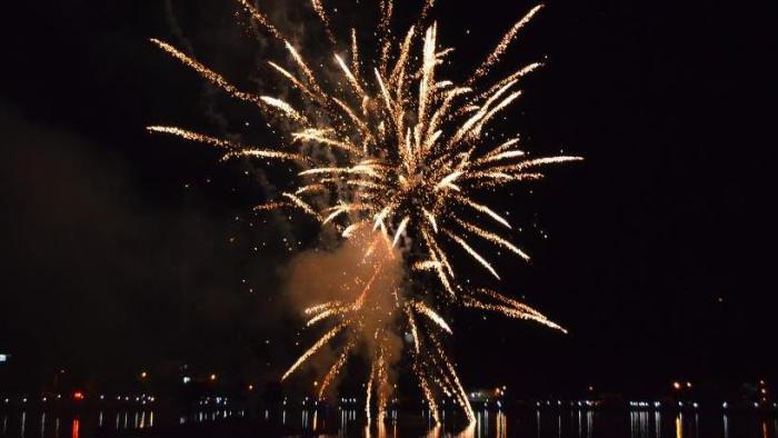 Lagoa Formosa recebe o ano de 2017 com show pirotécnico que encantou o público que assistiu ao espetáculo