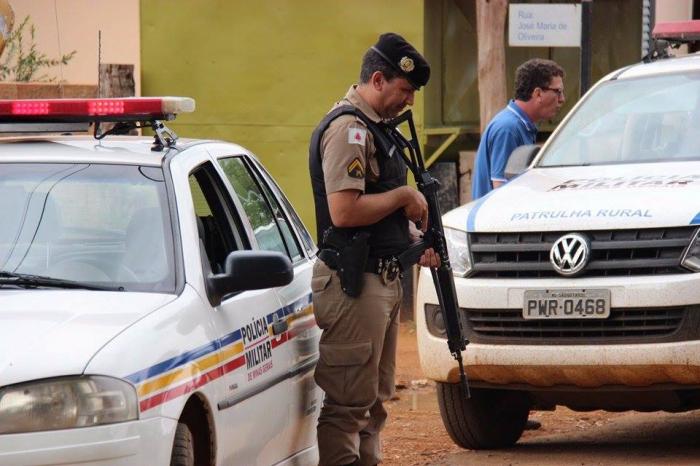 Homem teria sido feito refém por bandidos que explodiram caixas eletrônicos em Tiros e libertado na cidade de Divinópolis