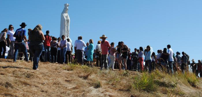 Estátua de Nossa Senhora de Fátima colocada no alto do Morro do Pião recebe benção e Terço dos Homens de Carmo do Paranaíba