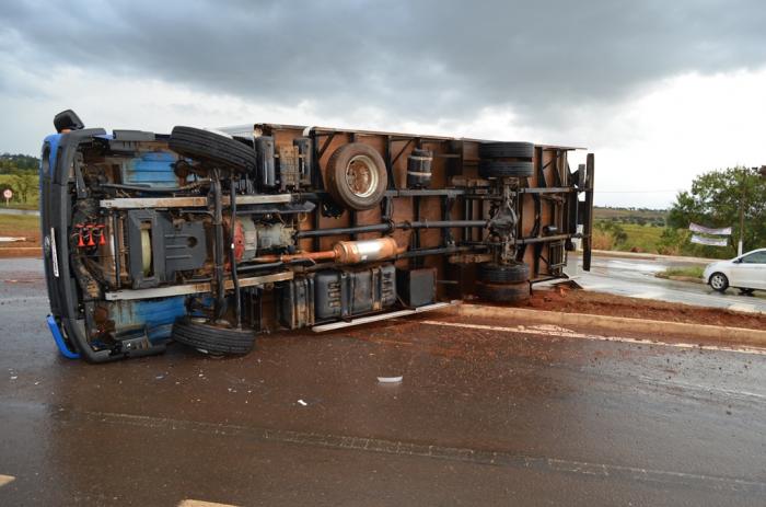 Caminhão baú tomba no trevo de acesso à cidade de Lagoa Formosa na BR 354 e aumenta índice de acidentes no local