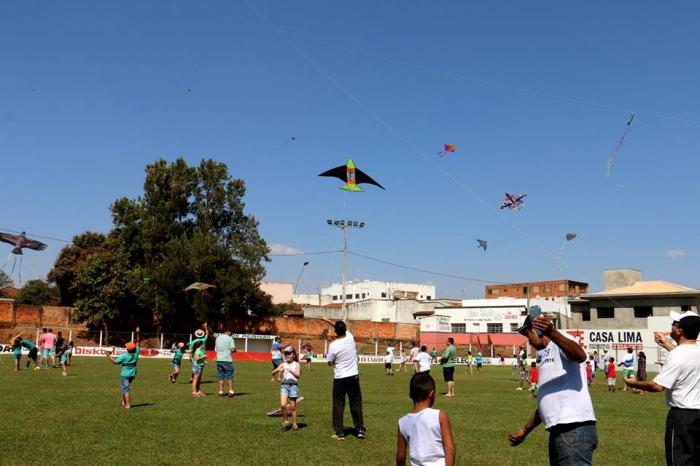 Escola Municipal Olegário Tupinambá Mundim Realiza Festival de pipas em homenagem ao dia dos pais