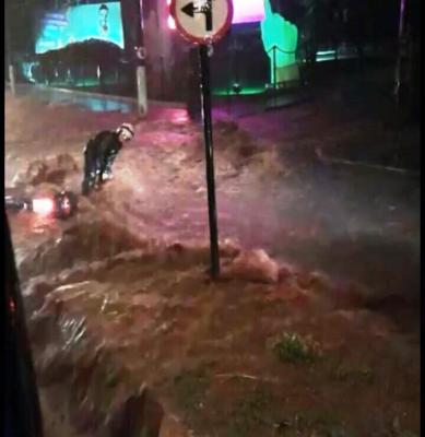 Enxurrada das chuvas que caíram na noite desta Terça-Feira (02/06) em Patos de Minas arrasta motociclista e causa transtornos na cidade