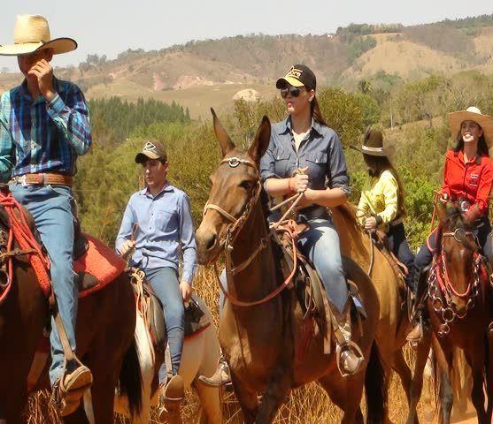 Aproximadamente mil cavaleiros e amazonas participam da Cavalions no município de Patos de Minas