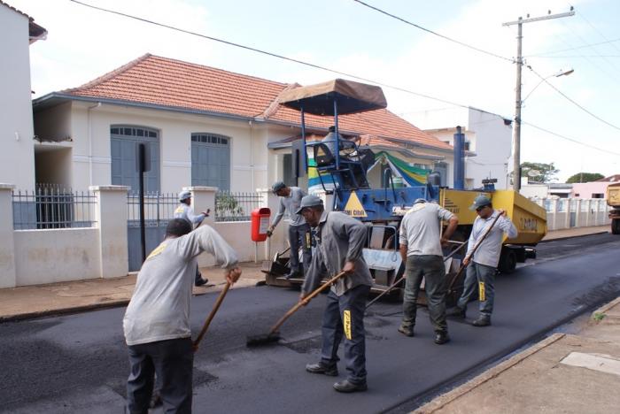 Ruas dos Bairros e Centro da cidade de Lagoa Formosa recebem nova camada asfáltica