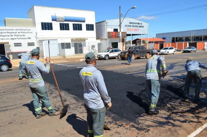  Prefeitura Municipal de Lagoa Formosa implanta redutor de velocidade em frente às Polícias Civil e Militar