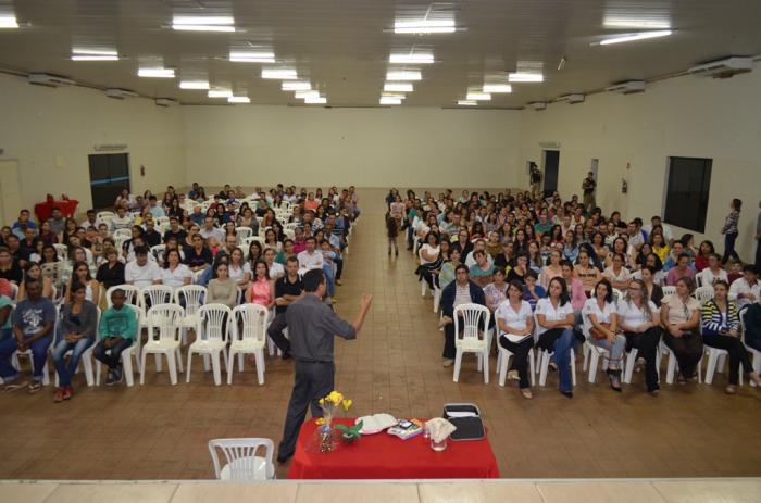 Centenas de pessoas participam de palestra com o Promotor Paulo Delicole sobre uso de mídias sociais