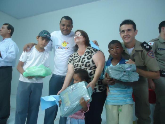 Polícia Militar de Lagoa Formosa faz doação de Kits de material escolar para crianças carentes