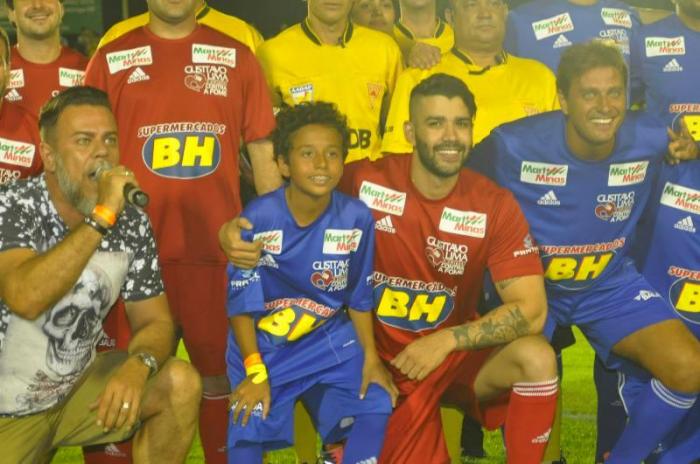 Futebol solidário do cantor Gusttavo Lima arrecada 30 mil quilos de alimentos em Patos de Minas