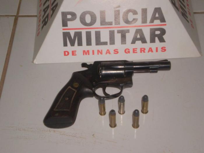 Discussão no trânsito termina com homem preso por porte ilegal de arma de fogo em Carmo do Paranaíba