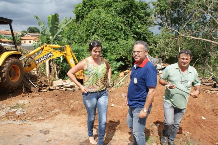 Arrastão contra a dengue em Lagoa Formosa começa com desmanche de depósito de lixo clandestino no Bairro Rosário