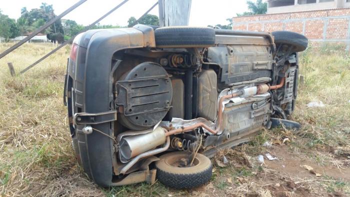 Motorista abandona veículo que foi tombado de madrugada em avenida na cidade de Presidente Olegário