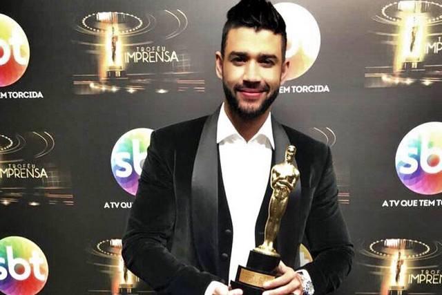 Cantor Gusttavo Lima ganha prêmio de melhor cantor do ano no Troféu Imprensa realizado por emissora de TV