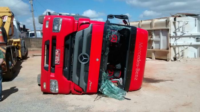 Carreta caçamba tomba ao bascular areia em depósito em Carmo do Paranaíba e motorista fratura clavícula