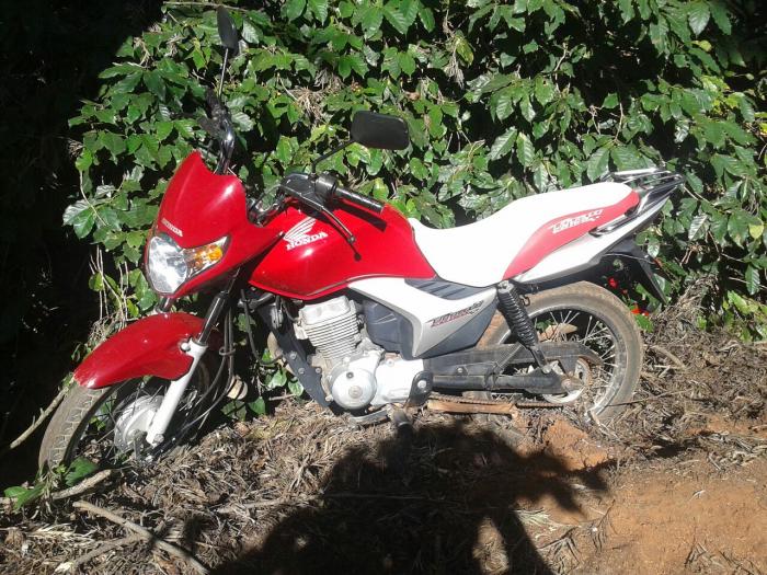 Policia Militar de Serra do Salitre recupera moto furtada abandonada em fazenda