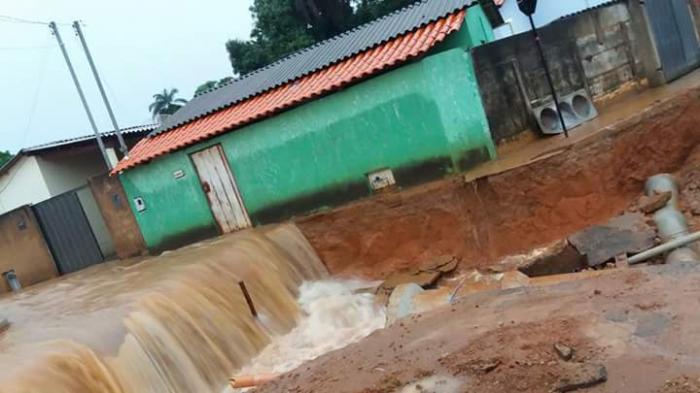 Temporal provoca alagamentos e deslizamentos de terras na cidade de Carmo do Paranaíba e assusta moradores