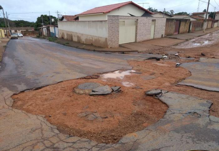 Moradores do Bairro Niterói reclamam de ruas esburacadas em Carmo do Paranaíba