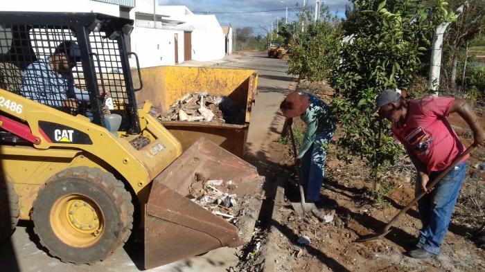 Total desrespeito: construtores usam calçada de Rua em Lagoa Formosa para despejar entulhos