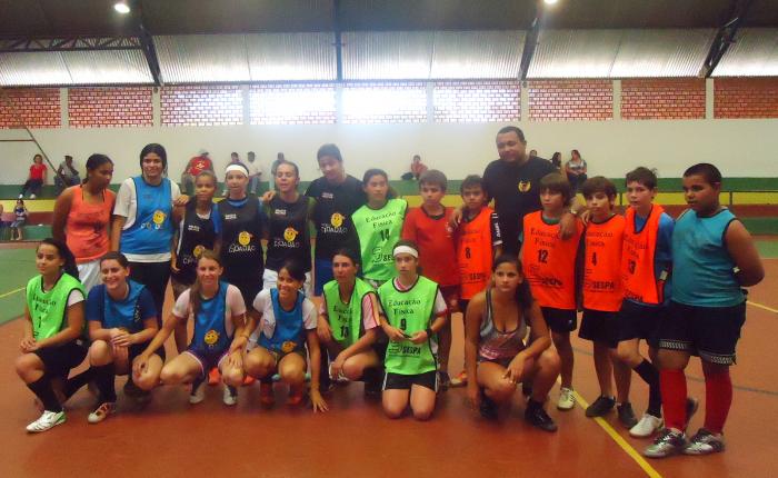 Melhor jogadora de futsal do mundo visita Projeto Futebol Cidadão de Lagoa Formosa