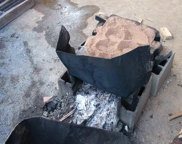 Após fechamento do Restaurante Popular Servidores de Patos de Minas aquecem almoço em fornalha improvisada