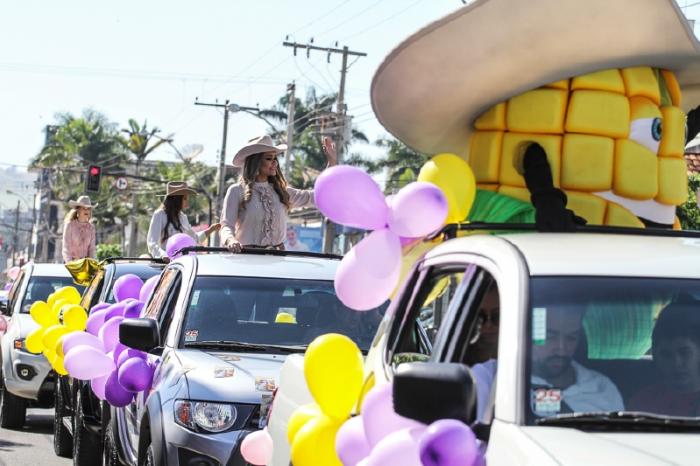 Candidatas a Rainha da Fenamilho animam as ruas de Patos de Minas com carreata