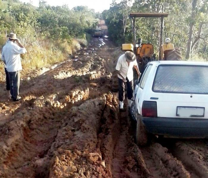 Rodovia LMG-726 que liga Presidente Olegário ao Distrito de Galena e BR-365 está em situação precária