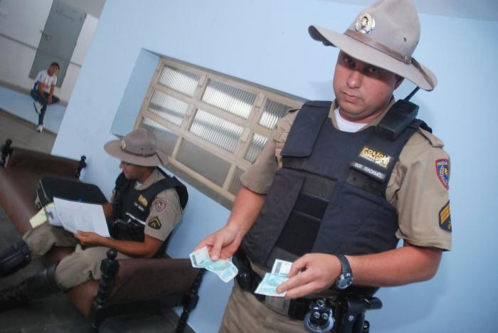 Homem tenta subornar policiais após ser encontrado transportando materiais de pesca irregular oferece dinheiro e é preso 