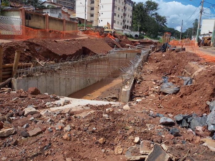 Avenida Ivan Borges em Patos de Minas volta a sofrer com as chuvas