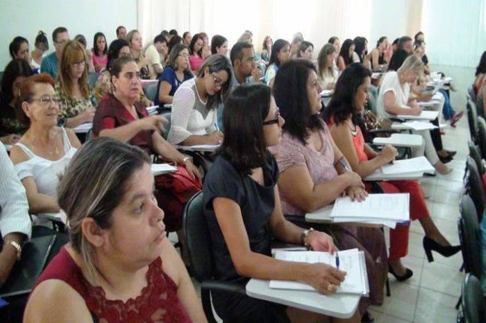 Mais de sessenta novos diretores de escolas estaduais da Superintendência Regional de Ensino de Patos de Minas tomam posse