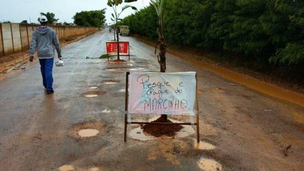 População de Guarda dos Ferreiros tapa buracos com “bananeiras” em protesto contra descaso por parte da administração pública