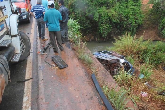 Acidente entre caminhão, trator e Van lotada de estudantes, deixa uma Jovem morta e 14 pessoas feridas na BR 354 próximo a Lagoa Formosa