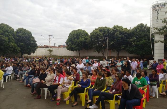 Servidores públicos exigem a volta da carga horária para seis horas diárias e devem entrar em greve por tempo indeterminado em Patos de Minas