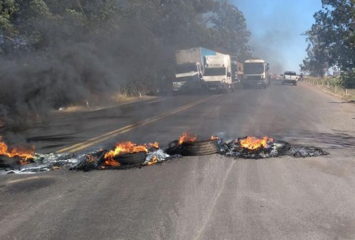 Caminhoneiros de Patrocínio protestam contra aumento do preço dos combustíveis e fecham BR 365