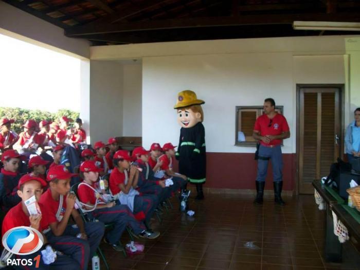 Alunos do Projeto Bombeiro Mirim fazem visita ecológica à fazenda Chuá no município de Patos de Minas