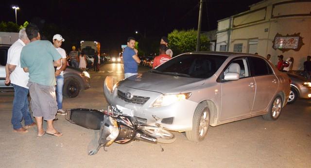 Motociclista inabilitado se envolve em acidente no centro de Carmo do Paranaíba