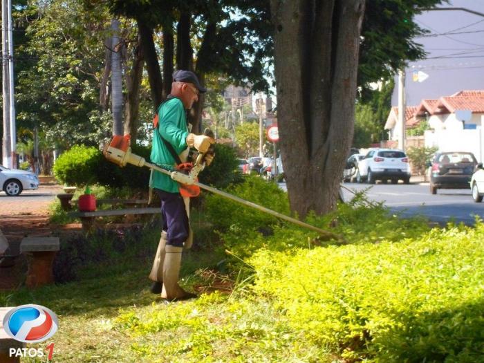 Prefeitura de Patos de Minas intensifica trabalho de limpeza em canteiros de Praças e Avenidas da cidade