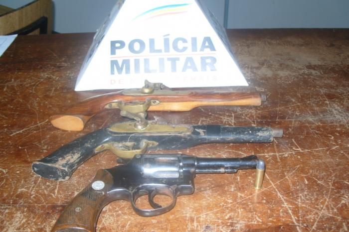 Polícia Militar de Carmo do Paranaíba apreende armas de fogo no Bairro Alvorada