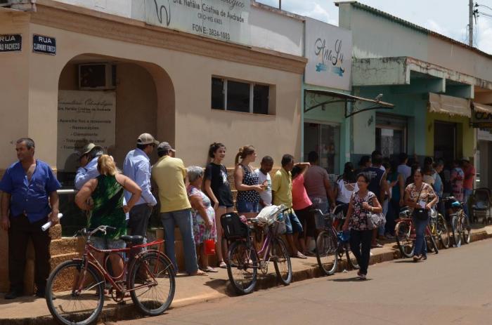 População de Lagoa Formosa volta a enfrentar imensas filas debaixo de sol e chuva para pagar contas