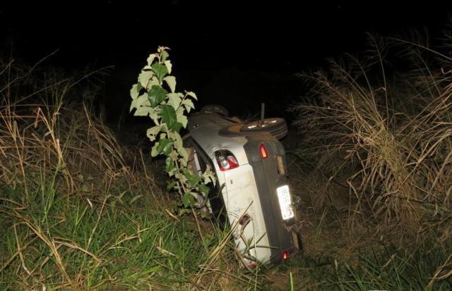 Veículo capota em rodovia que liga Carmo do Paranaíba ao Distrito de Quintinos