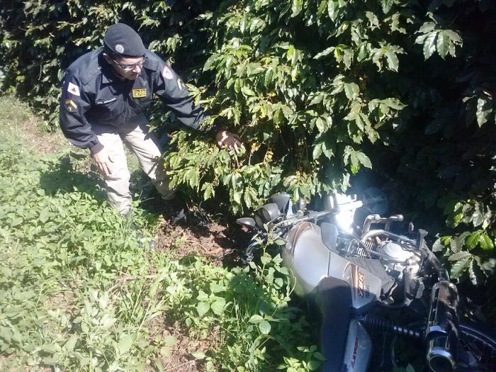 PM de Lagoa Formosa recupera moto furtada em Patos de Minas abandonada no meio de cafezal