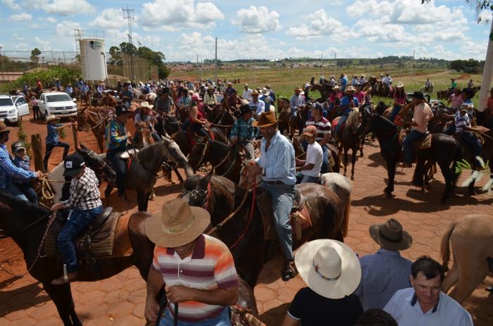 Centenas de cavaleiros e amazonas participam da cavalgada do Rotary na cidade de Lagoa Formosa